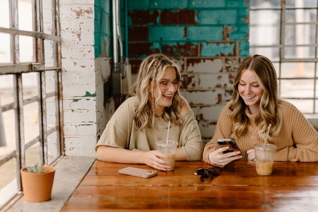 Dos amigas repasan la misma lección lado a lado